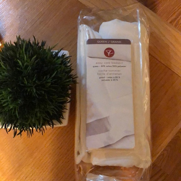 Queen easy care bedskirt - Picture 1 of 4